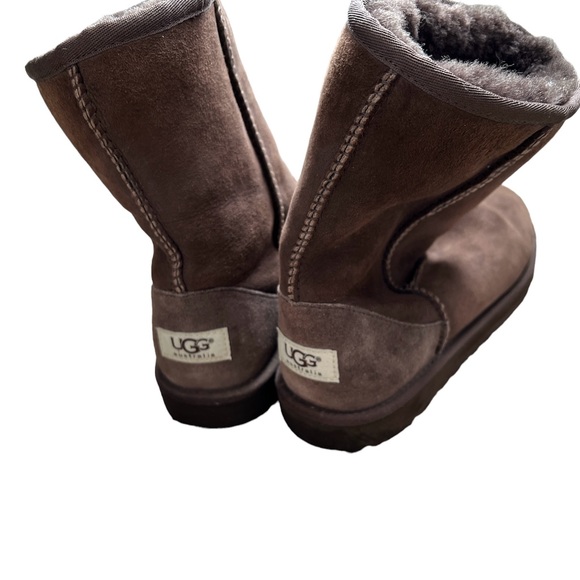 UGG SHORT BROWN BOOTS - Picture 3 of 7
